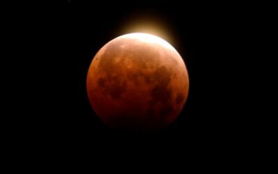 COACHING HOLISTICO Y ECLIPSE LUNAR: CÓMO MANIFESTAR TU PROPÓSITO