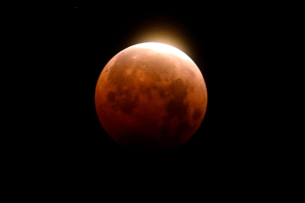 COACHING HOLISTICO Y ECLIPSE LUNAR: CÓMO MANIFESTAR TU PROPÓSITO