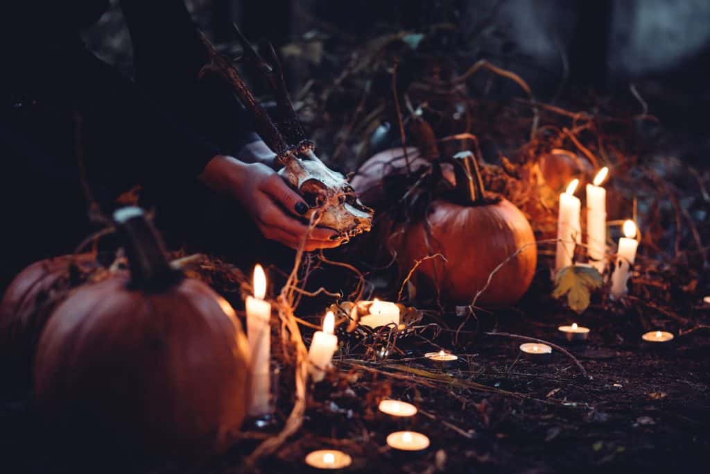 CONEXIÓN CON LOS ANCESTROS EN SAMHAIN: UN CAMINO HOLÍSTICO PARA DEJAR IR
